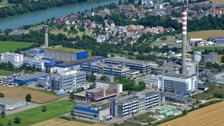 Luftaufnahme DSM Sisseln, grosser Industriekomplex am Rhein
