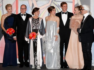 Das monegassische Fürstenpaar, Caroline von Hannover mit ihren Kindern Charlotte und Pierre (mit Freundin Béatrice Borromeo) sowie Designer Karl Lagerfeld