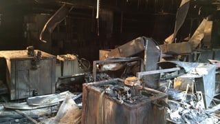 Verkohltes Mobiliar im Innern der Fabrik.