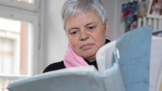 Eine Frau schaut in ein Buch. Eine Frau schaut in ein Buch.