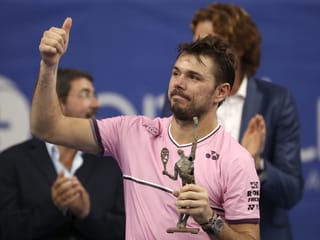 Stan Wawrinka mit der «Trophäe» des Finalverlierers. Stan Wawrinka mit der «Trophäe» des Finalverlierers.