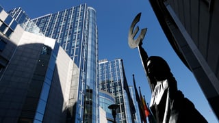 Eine Euro-Statue vor Gebäuden des EU-Parlaments in Brüssel.