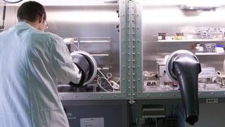 Ein Forscher in einem Elektronik-Labor.