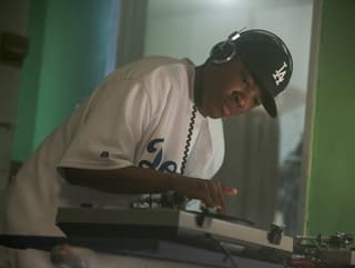 Dr. Dre (Corey Hawkins), als junger Virtuose am Plattenteller.