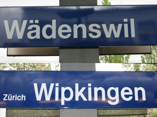 Bahnhofsschilder von Wädenswil und Wipkingen