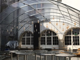 Plexiglasdach mit Hängelampen in einem Innenhof Plexiglasdach mit Hängelampen in einem Innenhof