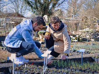 Michel Birri und Isabelle Blum suchen Pflanzen aus.