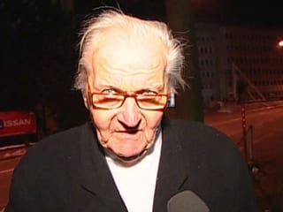 Stefanini schaut mit ernstem Blick in die Kamera und spricht in ein Mikrofon Stefanini schaut mit ernstem Blick in die Kamera und spricht in ein Mikrofon