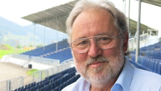 Oscar J. Schwenk, Verwaltungsratspräsident der Pilatus Flugzeugwerke, sitzt auf der Tribüne