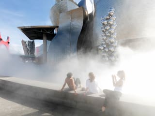 Künstlicher Nebel umhüllt das Museum