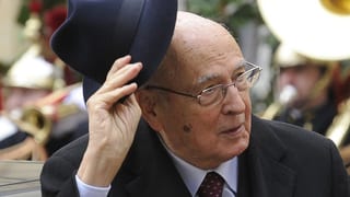 Der italienische Staatspräsident Giorgio Napolitano lüpft den Hut.