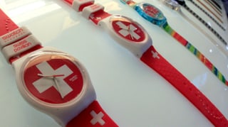 Uhren von Swatch mit dem Schweizer Kreuz auf dem Ziffernblatt.
