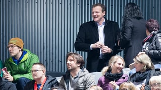 Kevin Schläpfer lacht auf der Tribüne. Kevin Schläpfer lacht auf der Tribüne.