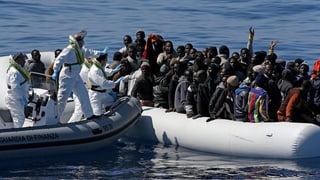 Küstenwache greift ein Schlauchboot mit Flüchtlingen auf.