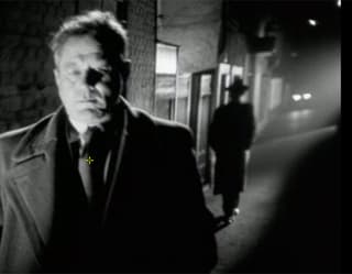 Standfoto, Mann wird bei Nacht in dunkler Gasse verfolgt. Standfoto, Mann wird bei Nacht in dunkler Gasse verfolgt.