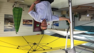 Markus Glatz vor einem seiner Sonnenschirma in Frauenfeld.