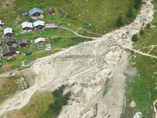 Die Gisentella ist auf der Alpe Telli oberhalb Blatten über die Ufer getreten.
