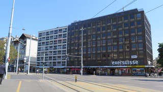 Brauner Häuserblock an einer Strasse. Brauner Häuserblock an einer Strasse.