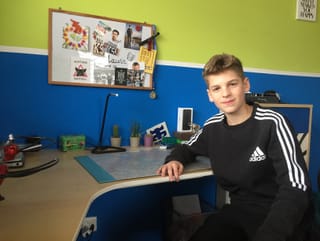 Ein Junge lacht in die Kamera
