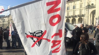 «No Tav»-Fahne an einer Demo gegen den Tunnel