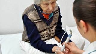Krankenschwester bei alter Frau Krankenschwester bei alter Frau