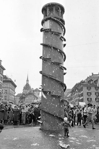 Meret-Oppenheim-Brunnen bei der Einweihung Meret-Oppenheim-Brunnen bei der Einweihung