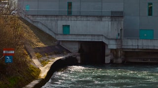 Nahaufnahme Fluss fliessst in eine Betonwand des Kraftwerks