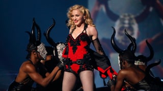Madonna singt auf der Bühne.