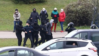 Demonstranten werden abtransportiert Demonstranten werden abtransportiert
