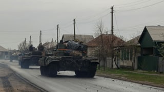 Ukrainische Panzer auf einer Dorfstrasse