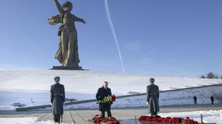Der russische Präsident Wladimir Putin legt Blumen in Stalingrad nieder. Stalingrad heisst heute Wolgagrad.
