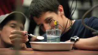 Zwei Gymnasiasten bei einem Experiment im Chemieunterricht. Zwei Gymnasiasten bei einem Experiment im Chemieunterricht.