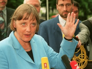 Angela Merkel vor Mikrofonen im Jahr 1998.