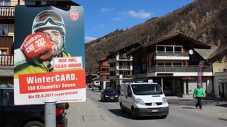Werbeplakat für Wintersport, Skifahrer wird von Boxhandschuh geschlagen.