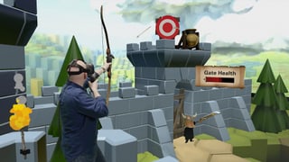 Ein Mann schiesst in der VR einen Bogen auf ein rotes Ziel. Ein Mann schiesst in der VR einen Bogen auf ein rotes Ziel.