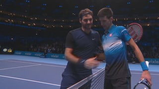 Roger Federer und Novak Djokovic beim Handshake nach der Partie.
