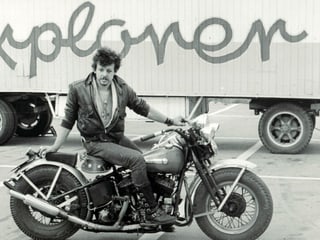 Matrin «Tino» Schippert auf einem Schwarz-Weiss Foto auf einem Motorrad.