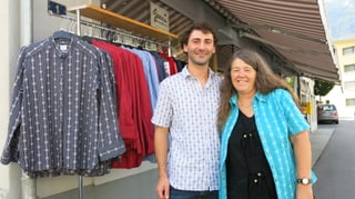Sohn Samuel Jenni und Mutter Therese Jenni vor ihrem Laden in Meiringen.