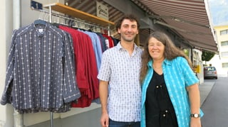 Sohn Samuel Jenni und Mutter Therese Jenni vor ihrem Laden in Meiringen.