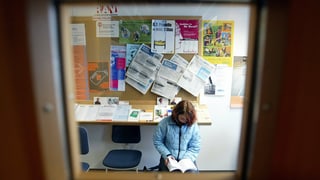  Eine junge arbeitssuchende Frau wartet im Warteraum des Regionalen Arbeitsvermittlungs-Zentrum, RAV Uri, in Altdorf im Kanton Uri, Schweiz, auf ihren Termin, um sich von den Vermittlern bei ihrer Arbeitssuche beraten zu lassen. 