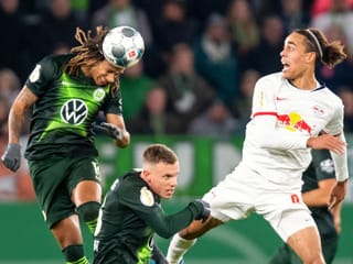 Kevin Mbabu ist vor Yussuf Poulsen am Ball Kevin Mbabu ist vor Yussuf Poulsen am Ball