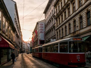 Eine Strasse mit einem Wiener Tram beim Sonnenuntergang. Eine Strasse mit einem Wiener Tram beim Sonnenuntergang.