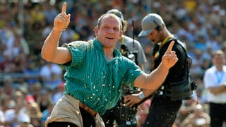 Bruno Gisler jubelt am Innerschweizer Schwingfest. Sägemehl fliegt durch die Luft.
