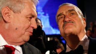 Zeman und Schwarzenberg nebeneinander stehend. Zeman und Schwarzenberg nebeneinander stehend.