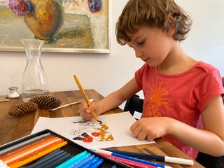 Kind malt Bild aus