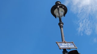 Eine Strassenlaterne mit einem Schild, auf dem «Avenue de Maréchal Gallieni» steht.