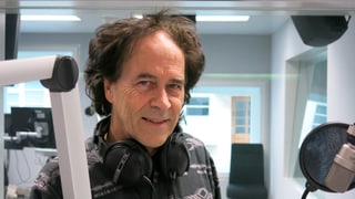 Der Berner Liedermacher Roland Zoss beim Gespräch im Radiostudio Bern.  
