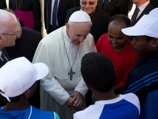 Der Papst spricht mit Afrikanern.