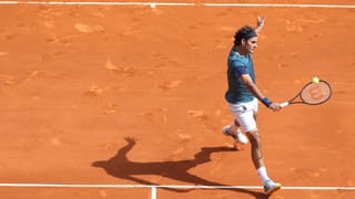 Roger Federer schlägt 2014 beim ATP-1000-Turnier in Monte Carlo eine Rückhand.