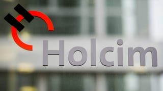 Logo von Holcim auf einer Fensterscheibe. Logo von Holcim auf einer Fensterscheibe.